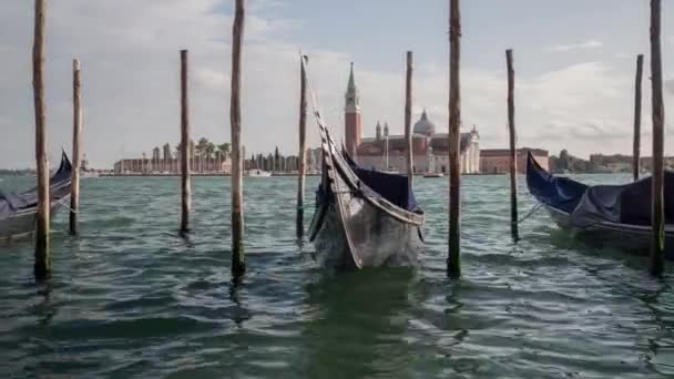 船と運河の街 ベネチアのゴンドラ — ストック動画