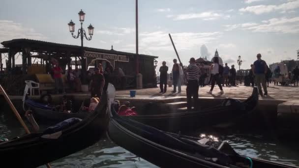 Tiros Góndolas Canal Ciudad Venecia — Vídeo de stock