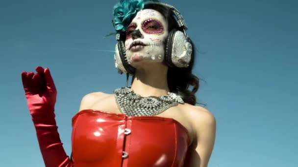 カスタム設計されたキャンディ死んで顔のメイクアップのメキシコの日の頭蓋骨と美しい女性 — ストック動画