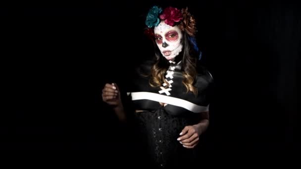 Hermosa Mujer Con Encargo Diseñado Caramelo Cráneo Mexicano Día Cara — Vídeo de stock