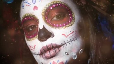 özel tasarlanmış şeker kafatası Meksika günü siyah arka plan üzerine ölü yüz makyaj ile güzel kadın