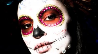 özel tasarlanmış şeker kafatası Meksika günü siyah arka plan üzerine ölü yüz makyaj ile güzel kadın