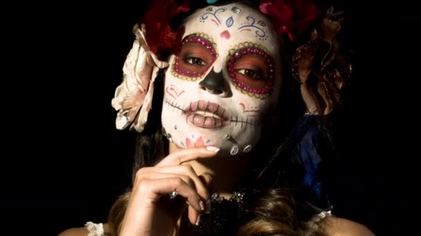 黒の背景には メイクアップの死んだ顔のカスタム設計されたキャンディ頭蓋骨メキシコ日と美しい女性 — ストック動画