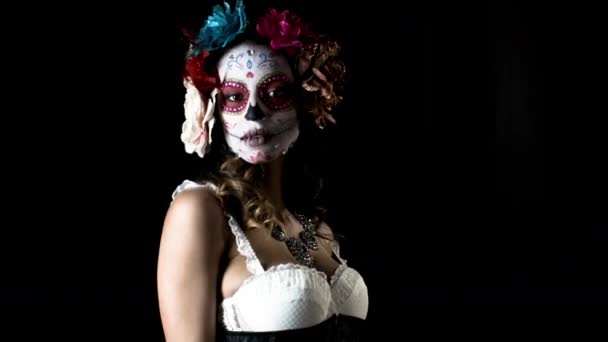 szép nő, egyéni tervezett candy koponya mexikói napján a halott arca töltsük fel a fekete háttér