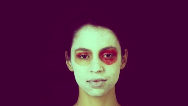 美丽的女人与定制设计糖果头骨墨西哥日的死脸弥补黑色背景 — 图库视频影像