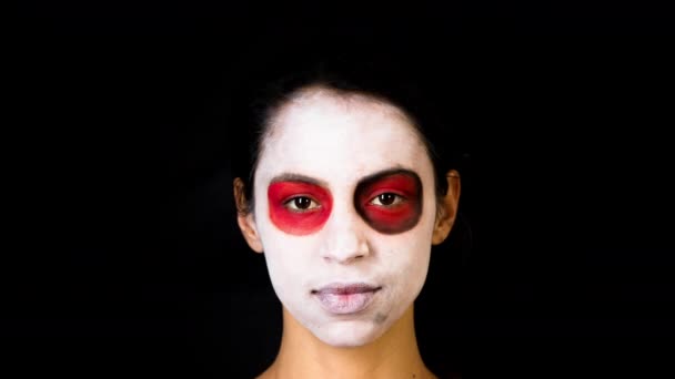 美丽的女人与定制设计糖果头骨墨西哥日的死脸弥补黑色背景 — 图库视频影像