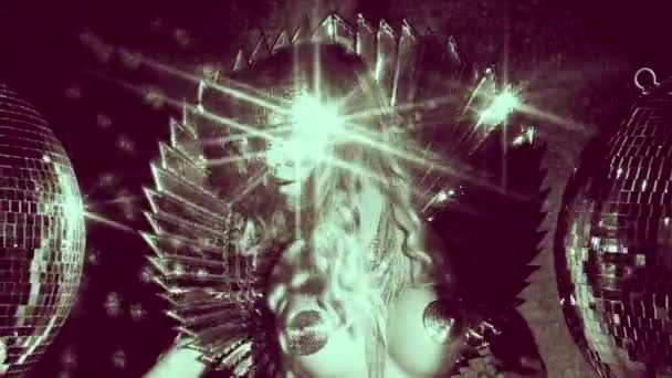 incroyable femme sexy danse dans un costume d'or scintillant 