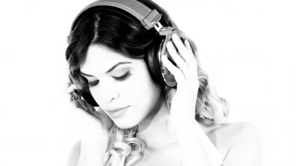 Güzel Seksi Kadın Manken Yüz Yakın Teşkil Etmektedir Kulaklıklar Müzik — Stok video