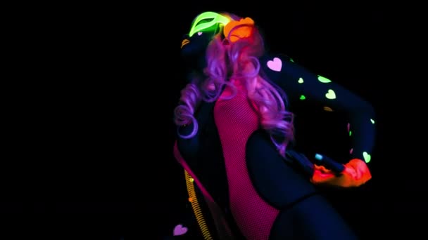 Жіноча Танцівниця Диско Позує Ультрафіолетовому Флуоресцентному Костюмі — стокове відео