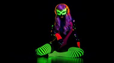 UV floresan kılık poz kadın disco dansçı