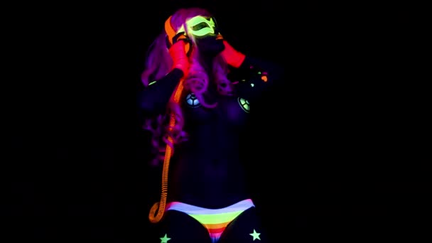 Perempuan Penari Disko Berpose Dalam Kostum Fluorescent — Stok Video