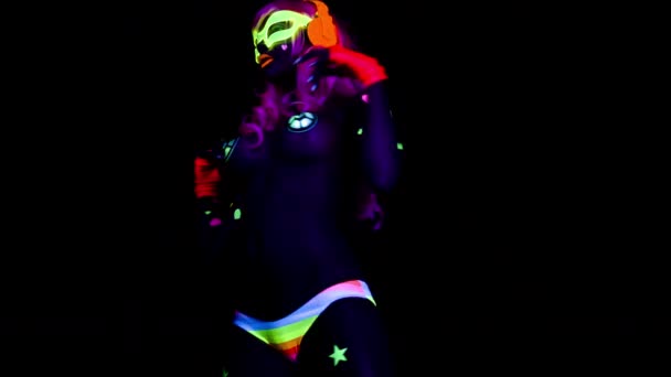 蛍光衣装でポーズをとる女性のディスコ ダンサー — ストック動画