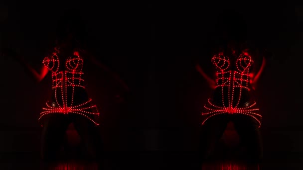 Красивая Сексуальная Танцовщица Удивительном Световом Корсете Обстановке Диско — стоковое видео