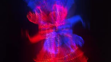 Gece kulübünde dans eden kadın dansçının videosu. Mobil video gösterimleri için uygun