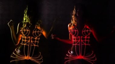 şaşırtıcı led ışık korse disko bir ortamda güzel seksi kadın dansçı