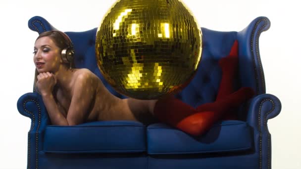 Красивая Сексуальная Топлесс Женщина Позирует Танцует Синем Кожаном Кресле Белом — стоковое видео