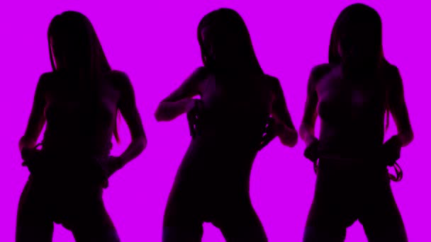 ゆっくりと薄紫色の背景ストリップ ショーを行う美しいセクシーな女性のシルエット — ストック動画