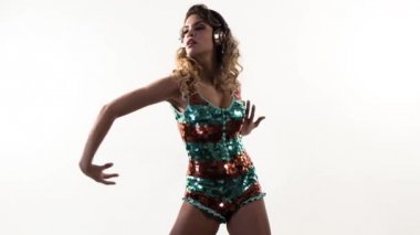 Beyaz arka plan karşı parlak bir kılık seksi kadın danslar dans şaşırtıcı