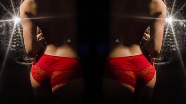 Seksi Kadın Disko Topu Altında Kırmızı Çamaşırı Poz — Stok video