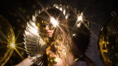 Dans ve parlak altın kılık poz inanılmaz seksi kadın