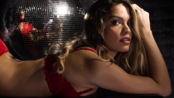 Σέξι Γυναίκα Θέτοντας Κόκκινο Εσώρουχα Κάτω Από Την Μπάλα Disco — Αρχείο Βίντεο