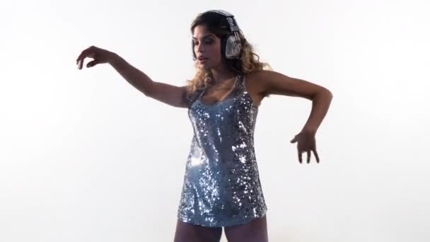 Сексуальная Женщина Танцует Потрясающем Блестящем Костюме — стоковое видео
