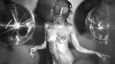 Kadın dans gümüş gövde boya ve gaz maskesi