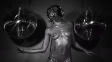 Kadın dans gümüş gövde boya ve gaz maskesi