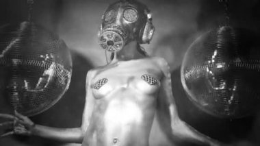 Kadın dans gümüş gövde boya ve gaz maskesi