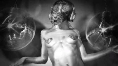 Kadın dans gümüş gövde boya ve gaz maskesi