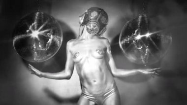 Kadın dans gümüş gövde boya ve gaz maskesi