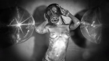 Kadın dans gümüş gövde boya ve gaz maskesi