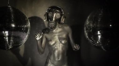 Kadın dans gümüş gövde boya ve gaz maskesi