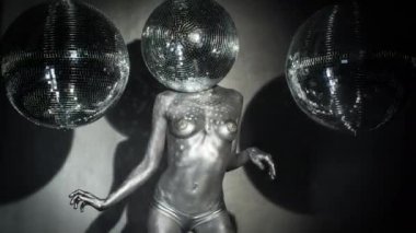 Gümüş gövde boya ayna topu kafa ile seksi kadın