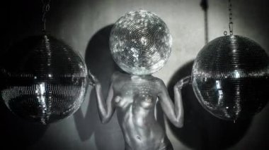 Gümüş gövde boya ayna topu kafa ile seksi kadın