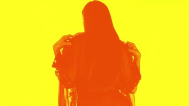 Güzel seksi kadın poz ve yavaş yavaş striptiz yapıyor