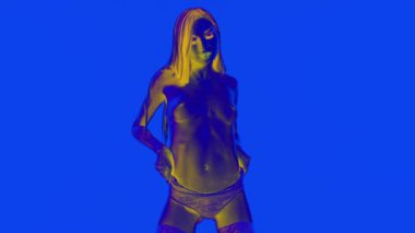 Poz ve yavaş yavaş striptiz yapıyor seksi kadın