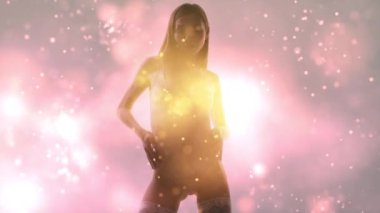 Poz ve yavaş yavaş striptiz yapıyor seksi kadın