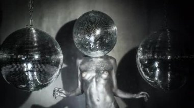 Gümüş gövde boya ayna topu kafa ile seksi kadın