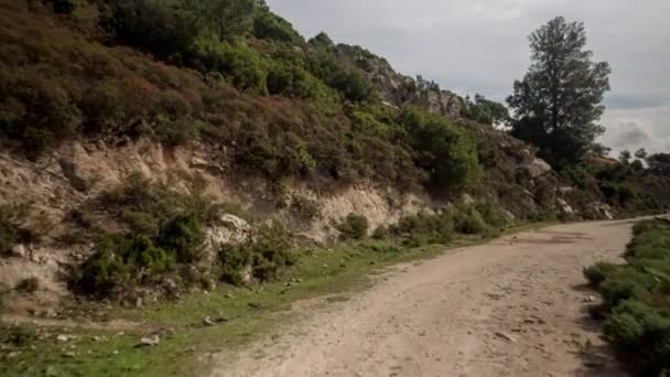 Una Toma Una Cámara Conectada Lado Una Caravana Todoterreno Conduciendo — Vídeos de Stock