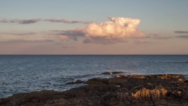 時間経過ショットの小石のビーチと地中海シチリア島 イタリアの距離のエオリア諸島に — ストック動画