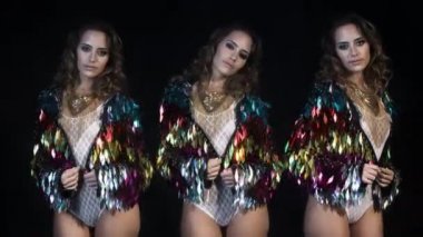 Poz ve şaşırtıcı bir metal tüy giymiş dans seksi kadın üst parıldıyor