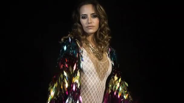 ポーズと驚くべき金属羽を着てセクシーな女性トップに輝く — ストック動画