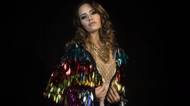 ポーズと驚くべき金属羽を着てセクシーな女性トップに輝く — ストック動画
