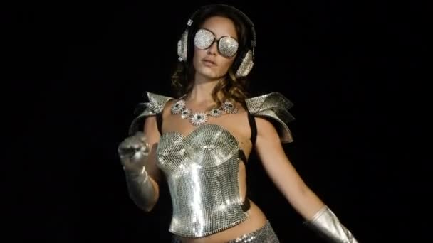 Mulher Sexy Incrível Dançando Traje Prata Espumante Fundo Preto — Vídeo de Stock