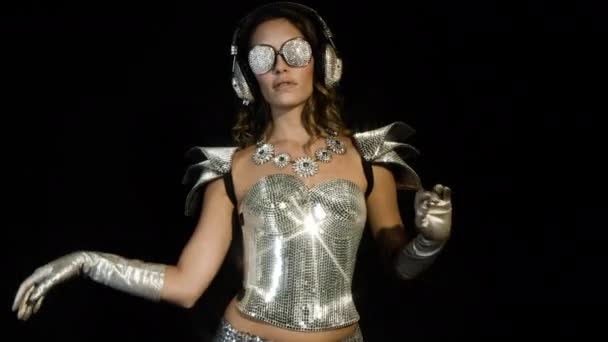 Erstaunliche Sexy Frau Tanzt Funkelndem Silbernem Kostüm Auf Schwarzem Hintergrund — Stockvideo