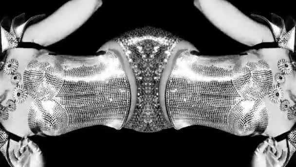 Дивовижна Сексуальна Жінка Танцює Ігристих Срібних Костюмах — стокове відео