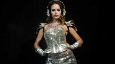 parlak gümüş kostümü dans inanılmaz seksi kadın