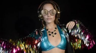 Çekici kadın inanılmaz bir metal tüy giymiş dans hafif üst parıldıyor