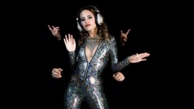 Seksi kadınla dans gizemli sihirli eller